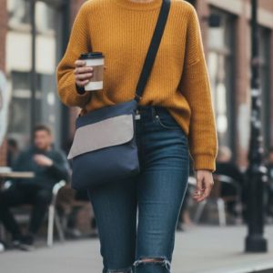 CLEO es un bolso convertible, tiene 3 posiciones llévalo como bolso al hombro o cruzado y de mochila gracias a sus prácticas asas. Con una cremaller para acceder a la parte principal. Otra cremallera en la parte frontal que queda debajo de una solapa. También tiene otra cremallera muy amplia para las cosas de más seguridad en la parte posterior. Las asas son de algodón regulables de 4 cm. El interior va forrado con un bolsillo con cremallera y un práctico llavero. Tejido de tapicería (5colores). Cremalleras YKK. Medidas exteriores: 34cm anchox35cm altox8cm hondo