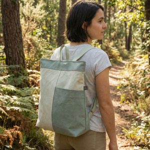 mochila motxilla anitirobo, fet a ma , hecho a mano handmade Barcelona, artesano, proximidad, sostenibilidad, qualitat producte local SARA es una mochila antirobo. Todos sus bolsillos y cremalleras quedan detrás de la espalda para llevarla con total seguridad, menos uno de ellos que está en la parte frontal de la mochila pero queda oculto debajo de una pequeña solapa. Mochila muy cómoda, ideal para llevar todo lo necesario. -3 bolsillos exteriores(con cremallera) + 1 bolsillo interior con cremallera. -Cabe un portàtil 14´´, carpetas, libros, etc… -1 bolsillo con cremallera en la parte de la espalda para guardar el móvil, monedero y otros …con total seguridad. – Cremalleras de alta calidad de la marca YKK (certificado de calidad ISO 9001-2015). -Asas de algodón regulables de 30mm. de color gris. -Tejido exterior de tapicería de alta calidad (lavable en lavadora con programa corto y agua a 30 grados máximo). -Interior forro color gris. -Medidas exteriores: 34 cm. ancho x 37 cm. alto x 8 cm. fondo. -Producto artesanal, diseñado y confeccionado en Barcelona.