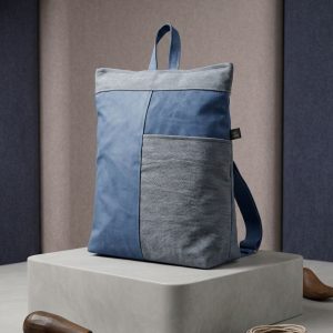 mochila motxilla anitirobo, fet a ma , hecho a mano handmade Barcelona, artesano, proximidad, sostenibilidad, qualitat producte local SARA es una mochila antirobo. Todos sus bolsillos y cremalleras quedan detrás de la espalda para llevarla con total seguridad, menos uno de ellos que está en la parte frontal de la mochila pero queda oculto debajo de una pequeña solapa. Mochila muy cómoda, ideal para llevar todo lo necesario. -3 bolsillos exteriores(con cremallera) + 1 bolsillo interior con cremallera. -Cabe un portàtil 14´´, carpetas, libros, etc… -1 bolsillo con cremallera en la parte de la espalda para guardar el móvil, monedero y otros …con total seguridad. – Cremalleras de alta calidad de la marca YKK (certificado de calidad ISO 9001-2015). -Asas de algodón regulables de 30mm. de color gris. -Tejido exterior de tapicería de alta calidad (lavable en lavadora con programa corto y agua a 30 grados máximo). -Interior forro color gris. -Medidas exteriores: 34 cm. ancho x 37 cm. alto x 8 cm. fondo. -Producto artesanal, diseñado y confeccionado en Barcelona.