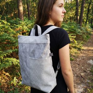 mochila motxilla anitirobo, fet a ma , hecho a mano handmade Barcelona, artesano, proximidad, sostenibilidad, qualitat producte local SARA es una mochila antirobo. Todos sus bolsillos y cremalleras quedan detrás de la espalda para llevarla con total seguridad, menos uno de ellos que está en la parte frontal de la mochila pero queda oculto debajo de una pequeña solapa. Mochila muy cómoda, ideal para llevar todo lo necesario. -3 bolsillos exteriores(con cremallera) + 1 bolsillo interior con cremallera. -Cabe un portàtil 14´´, carpetas, libros, etc… -1 bolsillo con cremallera en la parte de la espalda para guardar el móvil, monedero y otros …con total seguridad. – Cremalleras de alta calidad de la marca YKK (certificado de calidad ISO 9001-2015). -Asas de algodón regulables de 30mm. de color gris. -Tejido exterior de tapicería de alta calidad (lavable en lavadora con programa corto y agua a 30 grados máximo). -Interior forro color gris. -Medidas exteriores: 34 cm. ancho x 37 cm. alto x 8 cm. fondo. -Producto artesanal, diseñado y confeccionado en Barcelona.