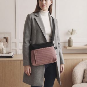 Bossa Bandolera 2-en-1: Elegància i Funcionalitat Diària Aquesta bossa de mà destaca per la seva versatilitat i un disseny compacte i modern. Gràcies a la seva nansa adaptable, la pots portar còmodament sota el braç per a un estil més formal o creuada com a bandolera per a una total llibertat de moviments en el teu dia a dia. Disseny Frontal amb Detalls Pràctics Butxaca Discreta: A la part frontal, la bossa incorpora una cremallera vertical protegida sota una petita solapa. Aquest detall no només aporta un toc estètic diferenciat, sinó que és ideal per guardar objectes petits que necessites tenir a mà de forma segura. Interior Optimitzat i Segur L'accés principal es realitza a través d'una cremallera central que garanteix la protecció de totes les teves pertinences: Organització Interna: A l'interior trobaràs una butxaca amb cremallera addicional, perfecta per mantenir l'ordre i separar els objectes més valuosos o delicats. Sistema per a Claus: Inclou una pràctica cinta amb mosquetó, pensada perquè trobis les claus a l'instant sense haver de buscar-les per tota la bossa. Comoditat Adaptable La seva estructura lleugera i la facilitat per canviar la posició de la nansa fan d'aquesta bossa el complement ideal per a qualsevol ocasió, combinant la seguretat d'una bossa tancada amb la practicitat d'una bandolera urbana.