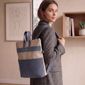 Aura es una mochila amplia y muy cómoda, ideal para llevar todo lo que necesitas en tu día a día. Su gran capacidad permite guardar fácilmente carpetas, libretas y ordenadores portátiles, incluso de gran tamaño. Dispone de un compartimento central muy espacioso que, en su interior, incorpora un bolsillo con cremallera para mantener los objetos más pequeños bien organizados y protegidos. En uno de los laterales encontramos un bolsillo con cierre de clip, práctico para tener a mano aquello que necesitas con mayor frecuencia. En la parte frontal, incorpora un bolsillo con cremallera totalmente oculto bajo una solapa, que aporta un toque discreto y funcional. Para ofrecer una mayor seguridad, la parte posterior, la que queda en contacto con la espalda, cuenta con un bolsillo con cremallera antirrobo, perfecto para guardar objetos personales de forma más segura. La Aura está equipada con correas de algodón ajustables, que se pueden adaptar fácilmente a la longitud que te resulte más cómoda. Además, dispone de asas superiores que permiten colgarla o llevarla cómodamente en la mano cuando lo necesites. Una mochila versátil, cómoda y funcional, con una gran capacidad y diferentes compartimentos pensados para mantenerlo todo bien organizado y seguro.