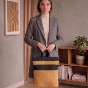 Aura es una mochila amplia y muy cómoda, ideal para llevar todo lo que necesitas en tu día a día. Su gran capacidad permite guardar fácilmente carpetas, libretas y ordenadores portátiles, incluso de gran tamaño. Dispone de un compartimento central muy espacioso que, en su interior, incorpora un bolsillo con cremallera para mantener los objetos más pequeños bien organizados y protegidos. En uno de los laterales encontramos un bolsillo con cierre de clip, práctico para tener a mano aquello que necesitas con mayor frecuencia. En la parte frontal, incorpora un bolsillo con cremallera totalmente oculto bajo una solapa, que aporta un toque discreto y funcional. Para ofrecer una mayor seguridad, la parte posterior, la que queda en contacto con la espalda, cuenta con un bolsillo con cremallera antirrobo, perfecto para guardar objetos personales de forma más segura. La Aura está equipada con correas de algodón ajustables, que se pueden adaptar fácilmente a la longitud que te resulte más cómoda. Además, dispone de asas superiores que permiten colgarla o llevarla cómodamente en la mano cuando lo necesites. Una mochila versátil, cómoda y funcional, con una gran capacidad y diferentes compartimentos pensados para mantenerlo todo bien organizado y seguro.