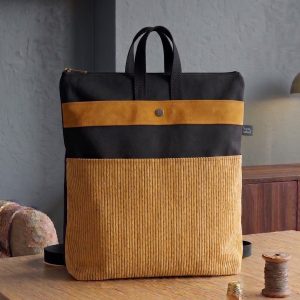 Aura es una mochila amplia y muy cómoda, ideal para llevar todo lo que necesitas en tu día a día. Su gran capacidad permite guardar fácilmente carpetas, libretas y ordenadores portátiles, incluso de gran tamaño. Dispone de un compartimento central muy espacioso que, en su interior, incorpora un bolsillo con cremallera para mantener los objetos más pequeños bien organizados y protegidos. En uno de los laterales encontramos un bolsillo con cierre de clip, práctico para tener a mano aquello que necesitas con mayor frecuencia. En la parte frontal, incorpora un bolsillo con cremallera totalmente oculto bajo una solapa, que aporta un toque discreto y funcional. Para ofrecer una mayor seguridad, la parte posterior, la que queda en contacto con la espalda, cuenta con un bolsillo con cremallera antirrobo, perfecto para guardar objetos personales de forma más segura. La Aura está equipada con correas de algodón ajustables, que se pueden adaptar fácilmente a la longitud que te resulte más cómoda. Además, dispone de asas superiores que permiten colgarla o llevarla cómodamente en la mano cuando lo necesites. Una mochila versátil, cómoda y funcional, con una gran capacidad y diferentes compartimentos pensados para mantenerlo todo bien organizado y seguro.