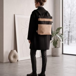 Aura es una mochila amplia y muy cómoda, ideal para llevar todo lo que necesitas en tu día a día. Su gran capacidad permite guardar fácilmente carpetas, libretas y ordenadores portátiles, incluso de gran tamaño. Dispone de un compartimento central muy espacioso que, en su interior, incorpora un bolsillo con cremallera para mantener los objetos más pequeños bien organizados y protegidos. En uno de los laterales encontramos un bolsillo con cierre de clip, práctico para tener a mano aquello que necesitas con mayor frecuencia. En la parte frontal, incorpora un bolsillo con cremallera totalmente oculto bajo una solapa, que aporta un toque discreto y funcional. Para ofrecer una mayor seguridad, la parte posterior, la que queda en contacto con la espalda, cuenta con un bolsillo con cremallera antirrobo, perfecto para guardar objetos personales de forma más segura. La Aura está equipada con correas de algodón ajustables, que se pueden adaptar fácilmente a la longitud que te resulte más cómoda. Además, dispone de asas superiores que permiten colgarla o llevarla cómodamente en la mano cuando lo necesites. Una mochila versátil, cómoda y funcional, con una gran capacidad y diferentes compartimentos pensados para mantenerlo todo bien organizado y seguro.