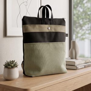 Aura es una mochila amplia y muy cómoda, ideal para llevar todo lo que necesitas en tu día a día. Su gran capacidad permite guardar fácilmente carpetas, libretas y ordenadores portátiles, incluso de gran tamaño. Dispone de un compartimento central muy espacioso que, en su interior, incorpora un bolsillo con cremallera para mantener los objetos más pequeños bien organizados y protegidos. En uno de los laterales encontramos un bolsillo con cierre de clip, práctico para tener a mano aquello que necesitas con mayor frecuencia. En la parte frontal, incorpora un bolsillo con cremallera totalmente oculto bajo una solapa, que aporta un toque discreto y funcional. Para ofrecer una mayor seguridad, la parte posterior, la que queda en contacto con la espalda, cuenta con un bolsillo con cremallera antirrobo, perfecto para guardar objetos personales de forma más segura. La Aura está equipada con correas de algodón ajustables, que se pueden adaptar fácilmente a la longitud que te resulte más cómoda. Además, dispone de asas superiores que permiten colgarla o llevarla cómodamente en la mano cuando lo necesites. Una mochila versátil, cómoda y funcional, con una gran capacidad y diferentes compartimentos pensados para mantenerlo todo bien organizado y seguro.
