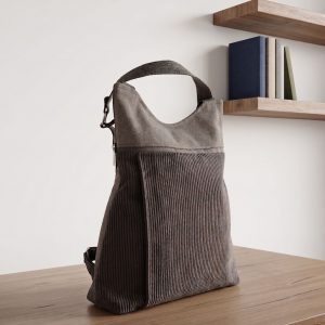 GINA es una mochila Antirrobo Convertible: Seguridad y Estilo Urbano Esta prenda es la combinación perfecta entre una bolsa de hombro elegante y una mochila de seguridad. Diseñada para el día a día en la ciudad, su sistema de asas te permite cambiar de modo de transporte de forma inmediata: utiliza el asa corta para llevarla bajo el brazo o las asas regulables para la máxima comodidad como mochila.