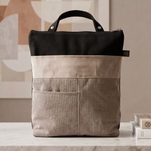 Kyo es un bolso convertible de grandes dimensiones, tiene 3 posiciones llévalo como bolso al hombro, cruzado tipo bandolera o bien de mochila. Se transforma deslizando las hebillas de sus prácticas asas. Con una cremallera para acceder a la parte principal. Otras dos cremalleras en la parte frontal que se camuflan bajo unas solapas, una de ellas muy amplia. Y para las cosas de más seguridad en la parte posterior otra cremallera. Las asas son de algodón regulables de 4 cm. El interior va forrado con un bolsillo con cremallera y un práctico llavero. Tejido de tapicería (5colores). Cremalleras YKK. Medidas exteriores: 36cm anchox36cm altox11cm hondo