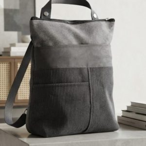 Kyo es un bolso convertible de grandes dimensiones, tiene 3 posiciones llévalo como bolso al hombro, cruzado tipo bandolera o bien de mochila. Se transforma deslizando las hebillas de sus prácticas asas. Con una cremallera para acceder a la parte principal. Otras dos cremalleras en la parte frontal que se camuflan bajo unas solapas, una de ellas muy amplia. Y para las cosas de más seguridad en la parte posterior otra cremallera. Las asas son de algodón regulables de 4 cm. El interior va forrado con un bolsillo con cremallera y un práctico llavero. Tejido de tapicería (5colores). Cremalleras YKK. Medidas exteriores: 36cm anchox36cm altox11cm hondo