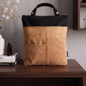 Kyo es un bolso convertible de grandes dimensiones, tiene 3 posiciones llévalo como bolso al hombro, cruzado tipo bandolera o bien de mochila. Se transforma deslizando las hebillas de sus prácticas asas. Con una cremallera para acceder a la parte principal. Otras dos cremalleras en la parte frontal que se camuflan bajo unas solapas, una de ellas muy amplia. Y para las cosas de más seguridad en la parte posterior otra cremallera. Las asas son de algodón regulables de 4 cm. El interior va forrado con un bolsillo con cremallera y un práctico llavero. Tejido de tapicería (5colores). Cremalleras YKK. Medidas exteriores: 36cm anchox36cm altox11cm hondo