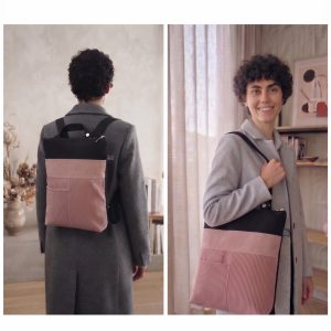 Kyo es un bolso convertible de grandes dimensiones, tiene 3 posiciones llévalo como bolso al hombro, cruzado tipo bandolera o bien de mochila. Se transforma deslizando las hebillas de sus prácticas asas. Con una cremallera para acceder a la parte principal. Otras dos cremalleras en la parte frontal que se camuflan bajo unas solapas, una de ellas muy amplia. Y para las cosas de más seguridad en la parte posterior otra cremallera. Las asas son de algodón regulables de 4 cm. El interior va forrado con un bolsillo con cremallera y un práctico llavero. Tejido de tapicería (5colores). Cremalleras YKK. Medidas exteriores: 36cm anchox36cm altox11cm hondo