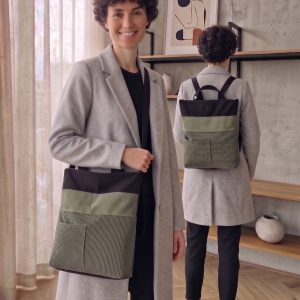Kyo es un bolso convertible de grandes dimensiones, tiene 3 posiciones llévalo como bolso al hombro, cruzado tipo bandolera o bien de mochila. Se transforma deslizando las hebillas de sus prácticas asas. Con una cremallera para acceder a la parte principal. Otras dos cremalleras en la parte frontal que se camuflan bajo unas solapas, una de ellas muy amplia. Y para las cosas de más seguridad en la parte posterior otra cremallera. Las asas son de algodón regulables de 4 cm. El interior va forrado con un bolsillo con cremallera y un práctico llavero. Tejido de tapicería (5colores). Cremalleras YKK. Medidas exteriores: 36cm anchox36cm altox11cm hondo