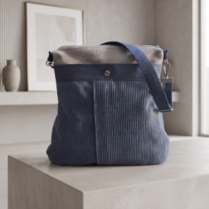 LUA (36 cm ample x 37 cm alt x 9 cm fons) Bolsa Convertible 3-en-1: Estilo, Versatilidad y Seguridad Esta prenda es el accesorio definitivo para quien busca funcionalidad sin renunciar al diseño. Gracias a su ingenioso sistema de asas con mosquetones, se adapta a tu ritmo de vida transformándose en segundos: llévala bajo el brazo para un look sofisticado, como bandolera cruzada para mayor comodidad, o como mochila para repartir el peso durante el día.