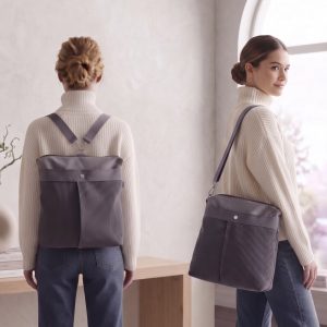 LUA (36 cm ample x 37 cm alt x 9 cm fons) Bolsa Convertible 3-en-1: Estilo, Versatilidad y Seguridad Esta prenda es el accesorio definitivo para quien busca funcionalidad sin renunciar al diseño. Gracias a su ingenioso sistema de asas con mosquetones, se adapta a tu ritmo de vida transformándose en segundos: llévala bajo el brazo para un look sofisticado, como bandolera cruzada para mayor comodidad, o como mochila para repartir el peso durante el día.