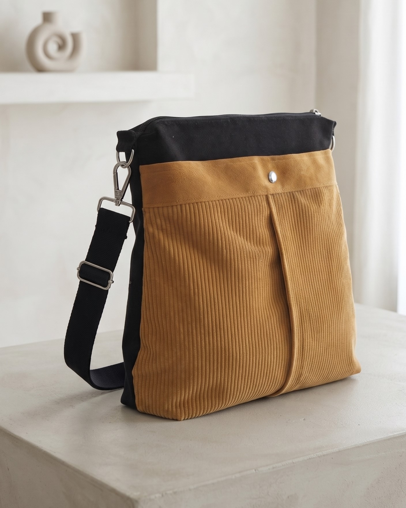 lua ocre LUA (36 cm ample x 37 cm alt x 9 cm fons) Bolsa Convertible 3-en-1: Estilo, Versatilidad y Seguridad Esta prenda es el accesorio definitivo para quien busca funcionalidad sin renunciar al diseño. Gracias a su ingenioso sistema de asas con mosquetones, se adapta a tu ritmo de vida transformándose en segundos: llévala bajo el brazo para un look sofisticado, como bandolera cruzada para mayor comodidad, o como mochila para repartir el peso durante el día.