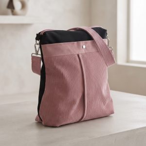LUA (36 cm ample x 37 cm alt x 9 cm fons) Bolsa Convertible 3-en-1: Estilo, Versatilidad y Seguridad Esta prenda es el accesorio definitivo para quien busca funcionalidad sin renunciar al diseño. Gracias a su ingenioso sistema de asas con mosquetones, se adapta a tu ritmo de vida transformándose en segundos: llévala bajo el brazo para un look sofisticado, como bandolera cruzada para mayor comodidad, o como mochila para repartir el peso durante el día.