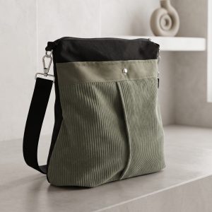 LUA (36 cm ample x 37 cm alt x 9 cm fons) Bolsa Convertible 3-en-1: Estilo, Versatilidad y Seguridad Esta prenda es el accesorio definitivo para quien busca funcionalidad sin renunciar al diseño. Gracias a su ingenioso sistema de asas con mosquetones, se adapta a tu ritmo de vida transformándose en segundos: llévala bajo el brazo para un look sofisticado, como bandolera cruzada para mayor comodidad, o como mochila para repartir el peso durante el día.
