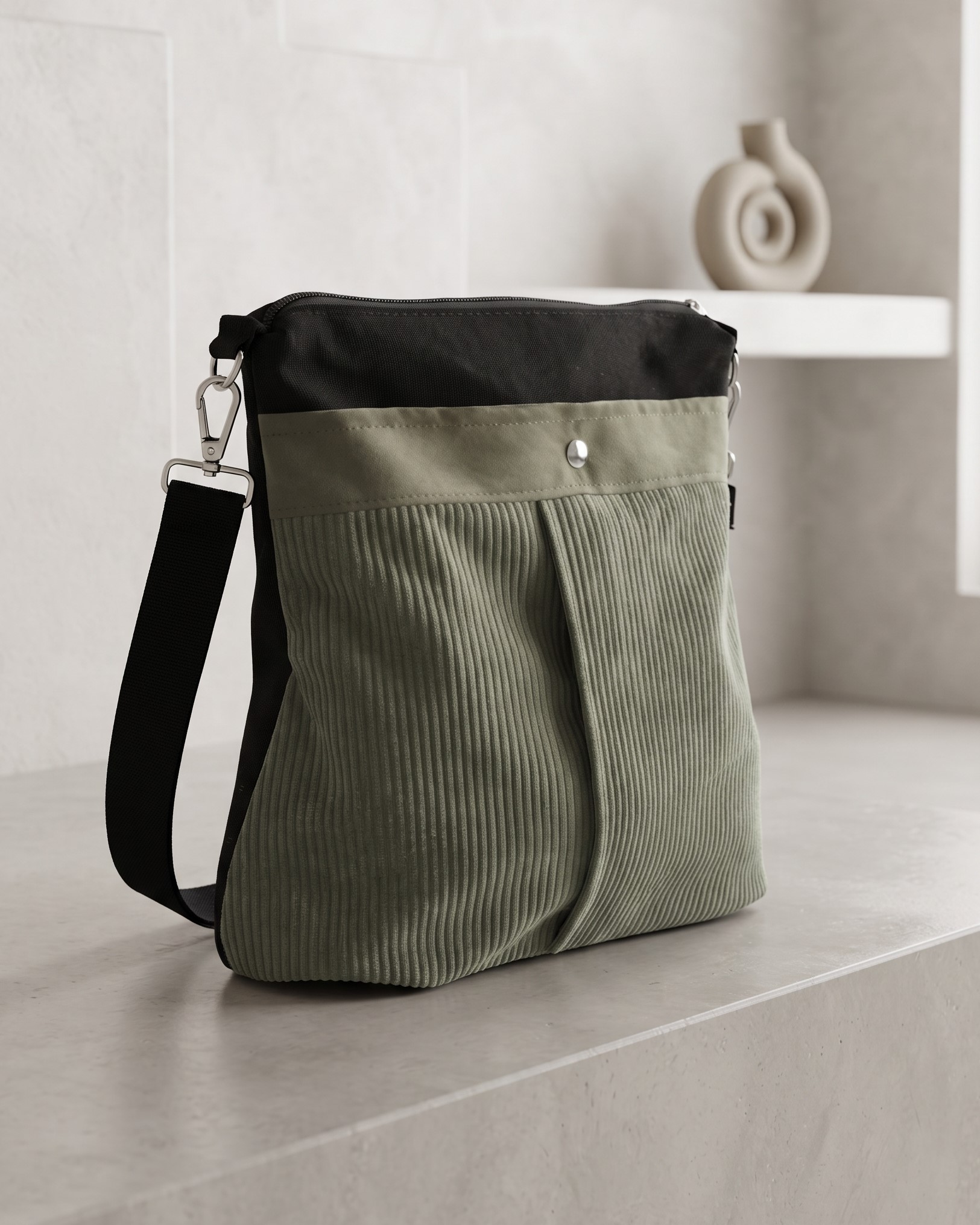 lua verd LUA (36 cm ample x 37 cm alt x 9 cm fons) Bolsa Convertible 3-en-1: Estilo, Versatilidad y Seguridad Esta prenda es el accesorio definitivo para quien busca funcionalidad sin renunciar al diseño. Gracias a su ingenioso sistema de asas con mosquetones, se adapta a tu ritmo de vida transformándose en segundos: llévala bajo el brazo para un look sofisticado, como bandolera cruzada para mayor comodidad, o como mochila para repartir el peso durante el día.