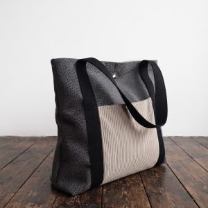 Bolsa Totebag Elegante: Sofisticación y Capacidad Diaria Este modelo Totebag combina la silueta clásica y espaciosa de una bolsa de gran capacidad con detalles de diseño que la elevan a una prenda de gran elegancia. Gracias a sus dos cintas fijas, está pensada para llevarla cómodamente debajo del brazo, ofreciendo una sujeción segura y un estilo impecable para cualquier ocasión.