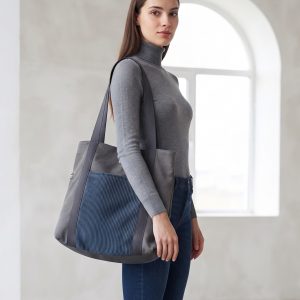 Bolsa Totebag Elegante: Sofisticación y Capacidad Diaria Este modelo Totebag combina la silueta clásica y espaciosa de una bolsa de gran capacidad con detalles de diseño que la elevan a una prenda de gran elegancia. Gracias a sus dos cintas fijas, está pensada para llevarla cómodamente debajo del brazo, ofreciendo una sujeción segura y un estilo impecable para cualquier ocasión.