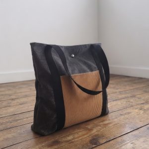 Bolsa Totebag Elegante: Sofisticación y Capacidad Diaria Este modelo Totebag combina la silueta clásica y espaciosa de una bolsa de gran capacidad con detalles de diseño que la elevan a una prenda de gran elegancia. Gracias a sus dos cintas fijas, está pensada para llevarla cómodamente debajo del brazo, ofreciendo una sujeción segura y un estilo impecable para cualquier ocasión.
