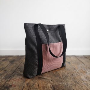 Bolsa Totebag Elegante: Sofisticación y Capacidad Diaria Este modelo Totebag combina la silueta clásica y espaciosa de una bolsa de gran capacidad con detalles de diseño que la elevan a una prenda de gran elegancia. Gracias a sus dos cintas fijas, está pensada para llevarla cómodamente debajo del brazo, ofreciendo una sujeción segura y un estilo impecable para cualquier ocasión.