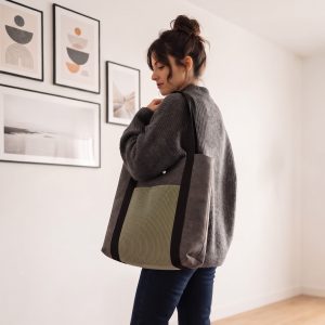 Bolsa Totebag Elegante: Sofisticación y Capacidad Diaria Este modelo Totebag combina la silueta clásica y espaciosa de una bolsa de gran capacidad con detalles de diseño que la elevan a una prenda de gran elegancia. Gracias a sus dos cintas fijas, está pensada para llevarla cómodamente debajo del brazo, ofreciendo una sujeción segura y un estilo impecable para cualquier ocasión.