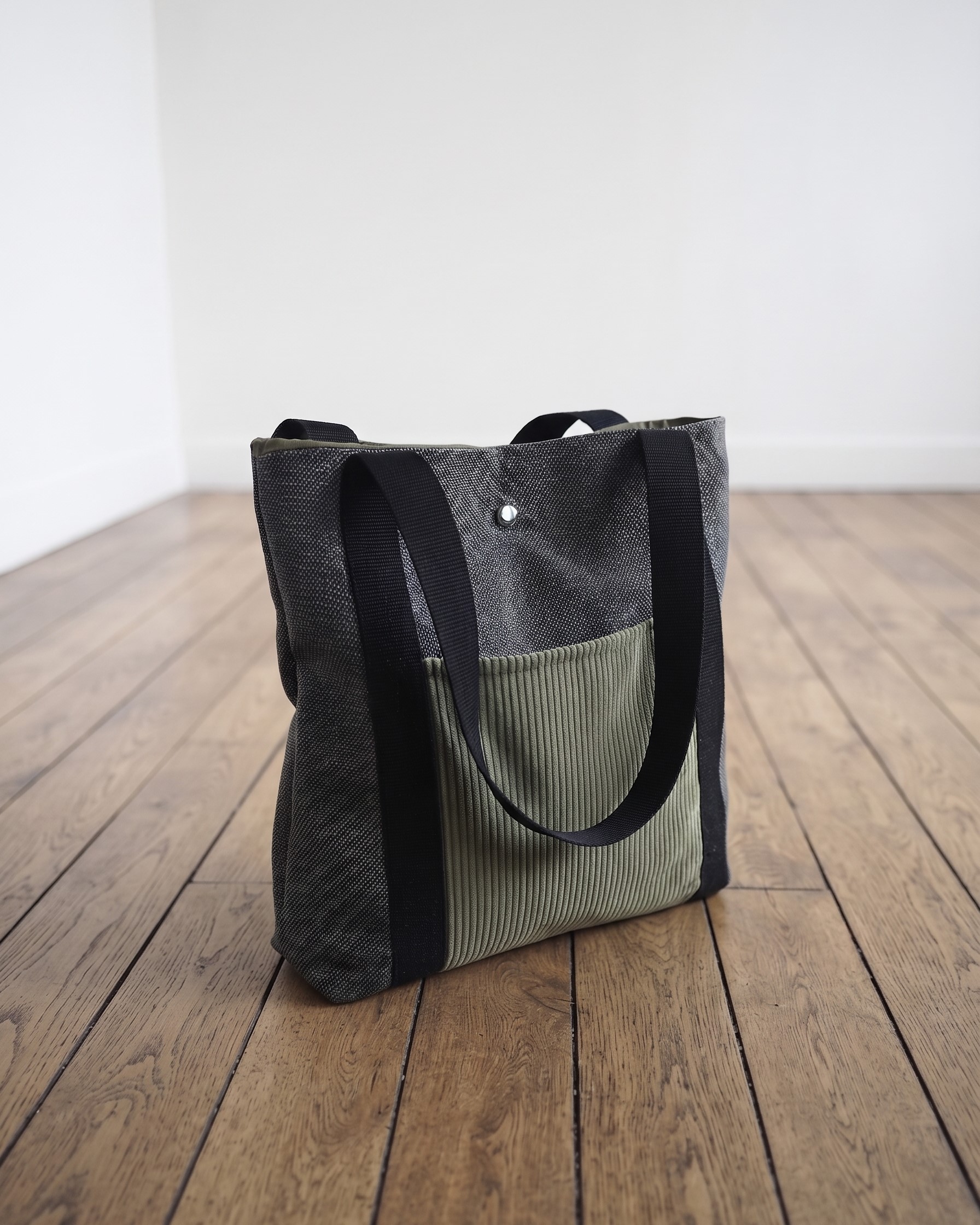 noa verd Bolsa Totebag Elegante: Sofisticación y Capacidad Diaria Este modelo Totebag combina la silueta clásica y espaciosa de una bolsa de gran capacidad con detalles de diseño que la elevan a una prenda de gran elegancia. Gracias a sus dos cintas fijas, está pensada para llevarla cómodamente debajo del brazo, ofreciendo una sujeción segura y un estilo impecable para cualquier ocasión.